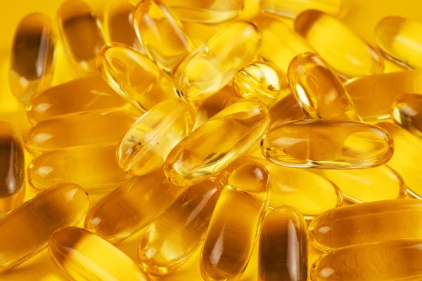 Halolaj Kapszula Omega Mal Vitamin Sárga Alapon — Stock Fotó
