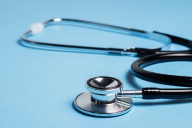Doktor teşhis koronavirüsü hastalığı için siyah stetoskop, mavi zemin üzerinde fotokopi alanı olan sağlık için tıbbi araç.