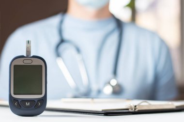 Doktor şeker ölçüm glikoz düzeyi gösterir. Doktor ve hasta diyabet konsültasyon ofis veya klinik