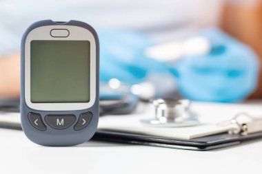 Doktor şeker ölçüm glikoz düzeyi gösterir. Doktor ve hasta diyabet konsültasyon ofis veya klinik