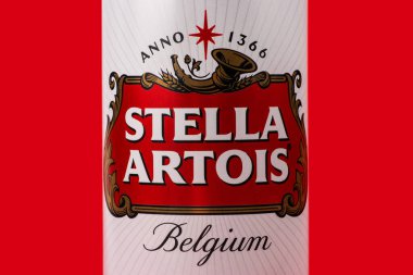 Ukrayna. Dinyeper. 20 Mart 2023: Kırmızı arka planda bira fıçısı üzerinde Stella Artois birası