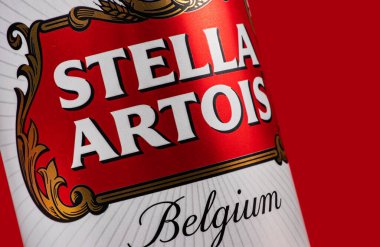 Ukrayna. Dinyeper. 20 Mart 2023: Kırmızı arka planda bira fıçısı üzerinde Stella Artois birası