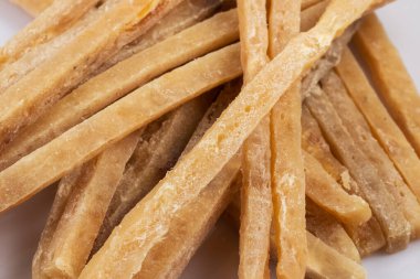 Kurutulmuş tuzlu ton balığı şeritli arka plan yakın plan. Bira atıştırmalıkları, restoran menüsü, tuzlu deniz ürünleri..