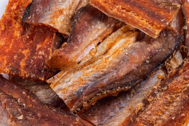 Kurutulmuş balık arka planının parçaları. Kuru biberli Pollack. Biber Koleksiyonlu Amber.