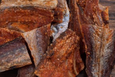 Kurutulmuş balık arka planının parçaları. Kuru biberli Pollack. Biber Koleksiyonlu Amber.