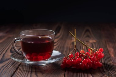 Organik viburnum çayı, taze viburnum üzümlü sıcak sonbahar içeceği. Ballı ve tarçınlı Viburnum çayı.
