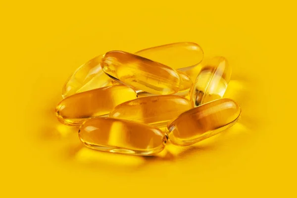 Fischöl Kapseln Mit Omega Und Vitamin Auf Gelbem Hintergrund — Stockfoto