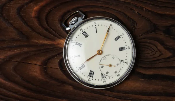 Relógio Bolso Antigo Uma Placa Madeira — Fotografia de Stock