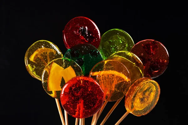 Lollipops Met Droog Fruit Binnen Een Zwarte Achtergrond Gezonde Zoetheid — Stockfoto