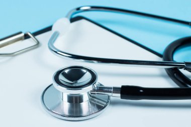 Modern steteskoplu boş pano, mesajlar için boşluk.