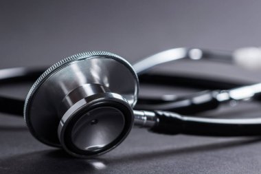 Karanlık arka planda steteskop tıbbi enstrüman.