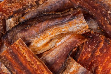 Kurutulmuş balık arka planının parçaları. Kuru biberli Pollack. Biber Koleksiyonlu Amber.