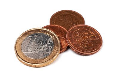 Beyaz arka planda bir Euro ve bir sürü bozuk para..