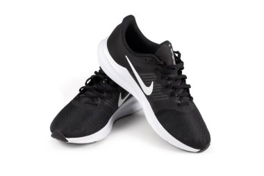 Dnipro, Ukrayna - 26 Nisan 2023: NIKE DOWNSHIFTER beyaz arka planda izole edilmiş koşu ayakkabıları çifti.