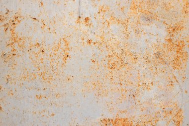 Paslanmış beyaz boyalı metal duvar. Rust çizgiler ile paslı metal arka plan. Pas lekeleri. Metal yüzey paslanmış lekeler. metal pas dokusu arka plan.