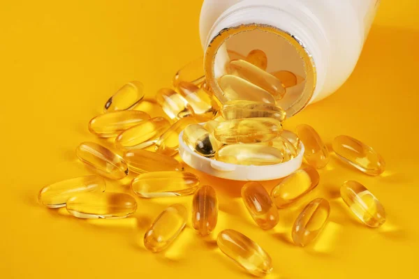 Halolaj Kapszula Omega Mal Vitaminnal Sárga Tartályban — Stock Fotó
