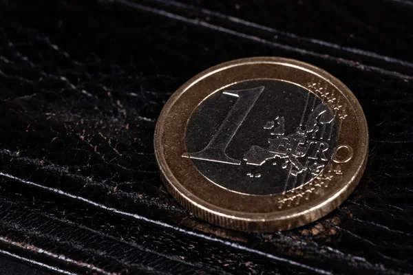 Een Euro Coin Donkere Achtergrond Close — Stockfoto
