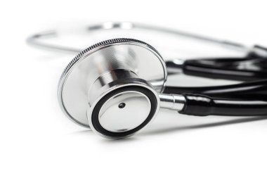 Doktor teşhis koronavirüsü hastalığı için siyah stetoskop, beyaz zemin üzerinde beyaz arkaplan ve kopyalama alanı olan sağlık için tıbbi araç.