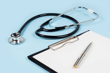 Modern steteskoplu boş pano, mesajlar için boşluk.