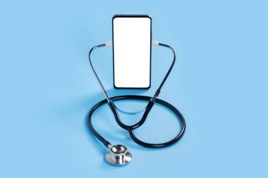 Çevrimiçi doktor. Tıbbi uygulamalar için cep telefonu modeli. Akıllı telefon beyaz ekran modeli ve sağlık uygulaması için steteskop. Uygulamalı sağlık telefonu modeli. Kopyalama alanı olan pankart