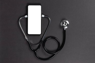 Steteskopla telefonun modeli sağlığını kontrol ediyor. Hastanla çevrimiçi tıbbi klinik iletişimi. Teletıp konsepti.. doktor online danışma konsepti.
