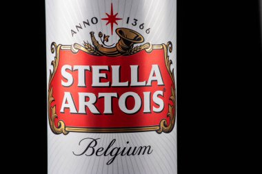 Ukrayna. Dinyeper. 20 Mart 2023: Bir kutu Stella Artois birası bira fıçısı üzerinde koyu arkaplan
