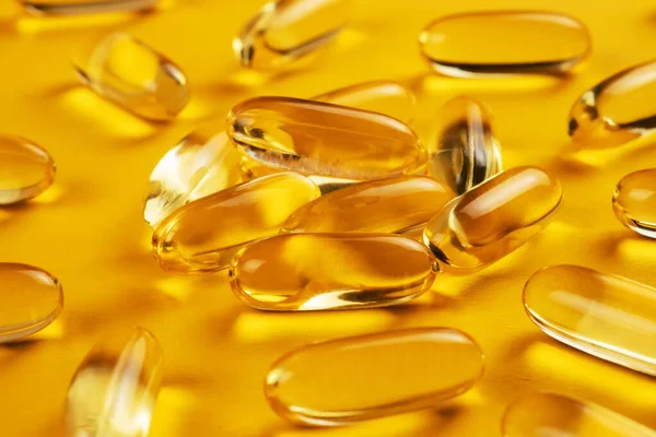 Fischöl Kapseln Mit Omega Und Vitamin Auf Gelbem Hintergrund — Stockfoto