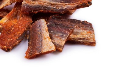 Kurutulmuş balık parçaları beyaza izole edilmiş. Kuru biberli Pollack. Biberli Amber..