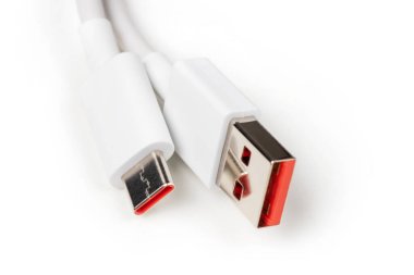 Beyaz arka plan üzerinde izole USB kablosu usb-c.