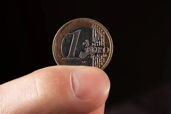 Рука Тримає Одну Монету Євро Чорному Тлі — стокове фото