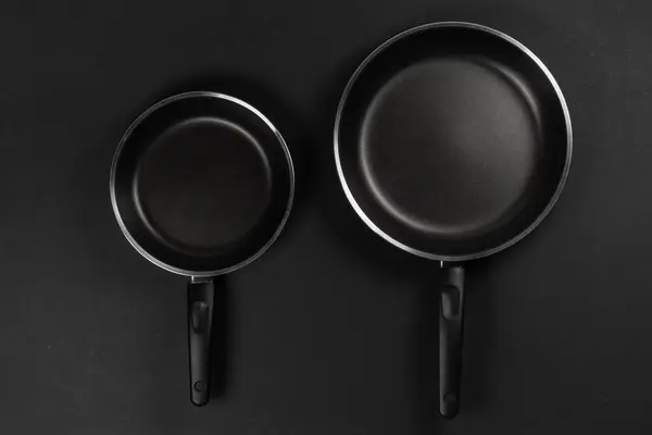 Twee Zwarte Koekenpan Donkere Achtergrond Close Bovenaanzicht — Stockfoto