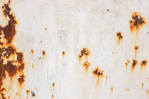 錆びた白い塗装された金属壁 錆の縞を持つ錆びた金属の背景 錆の汚れ金属表面錆びスポット 金属錆テクスチャの背景 — ストック写真
