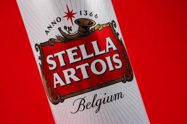 Ukrayna. Dinyeper. 20 Mart 2023: Büyük Belçika birası Stella Artois. Belçika Birası Bira Kutusu