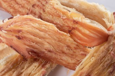 Peru mürekkep balığının parçaları arka planı kapatıyor. bira için çerez