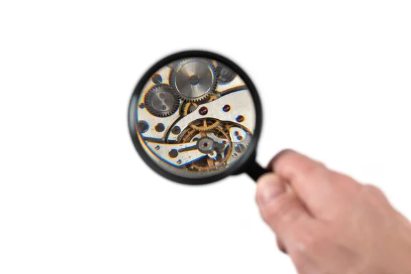 Mężczyzna Bada Mechanizm Starego Zegarka Przez Szkło Powiększające Naprawa Zegarków — Zdjęcie stockowe