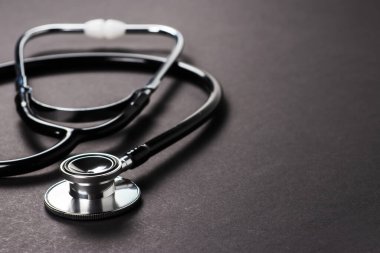 Steteskop siyah arka planda ve yazı için yeri var - sağlık konsepti. Tıbbi kavramsal.