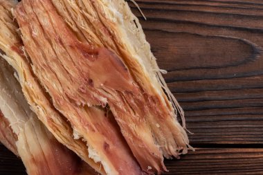 Ahşap arka planda bira için Peru kalamar kızartması parçaları...