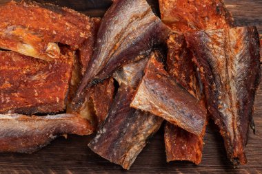 Kurutulmuş balık arka planının parçaları. Kuru biberli Pollack. Biber Koleksiyonlu Amber.