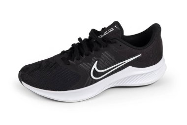 Dnipro, Ukrayna - 26 Nisan 2023: NIKE DOWNSHIFTER beyaz arka planda izole edilmiş koşu ayakkabıları.