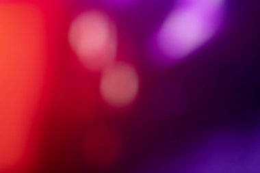 Bulanık, bulanık fotoğraf, gece neonları bokeh, canlı mavi ve mor renkler, siber punk atmosfer. Duvar kâğıdı arkaplanı harika. Gece kenti sokağı.