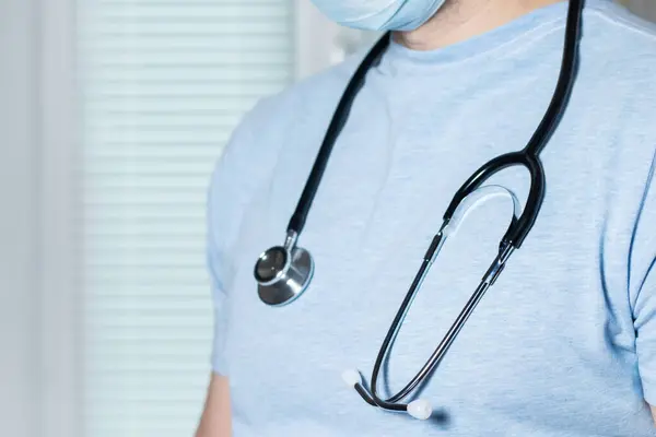Hastane Klinikte Steteskobu Olan Beyaz Üniformalı Bir Doktor Doktor — Stok fotoğraf