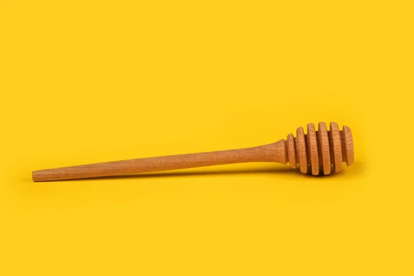 Czysta Drewniana Łyżka Miodu Żółtym Tle — Zdjęcie stockowe