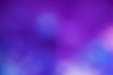 Odaklanmamış neon parıltısı. Işık parlaması üstüste biniyor. Geleceğe yönelik aydınlanma. Bulanık ultraviyole morumsu pembe mavi renk soyut arkaplanda parlaklığı.