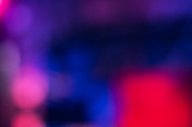Odaklanmamış neon parıltısı. Işık parlaması üstüste biniyor. Geleceğe yönelik aydınlanma. Bulanık ultraviyole morumsu pembe mavi renk soyut arkaplanda parlaklığı.