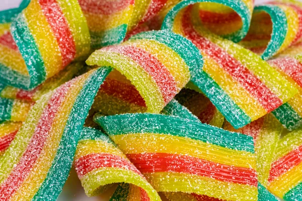 五彩缤纷的果冻糖果在糖洒中剥落 调味的彩虹糖果背景 — 图库照片