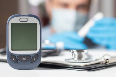 Doktor kontrol kan şeker seviyesi. Doktor hastanın diyabet mazgal Şeker Ölçüm kan glikoz office kavramı.