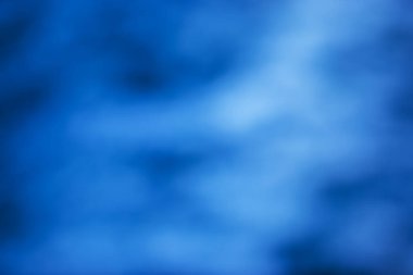 Bulanık, bulanık fotoğraf, gece neonları bokeh, canlı mavi ve mor renkler, siber punk atmosfer. Duvar kâğıdı arkaplanı harika. Gece kenti sokağı.