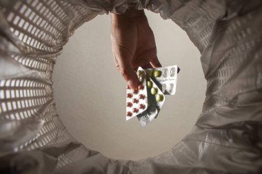 Hapları çöpe at, hapları içeri at..