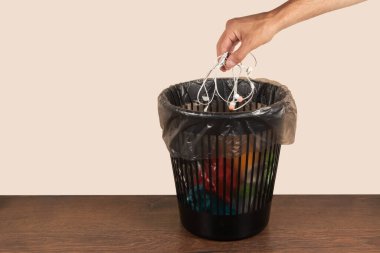 Eski püskü kulaklıkları, çöp kutusunu, elektronik atıkları, elveda alet bağımlılığı konseptini, yakın çekim.,