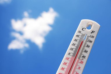 Sıcak hava, yaz mevsiminde parlayan güneşli gökyüzü termometresi daha yüksek hava durumu, küresel ısınma kavramı.